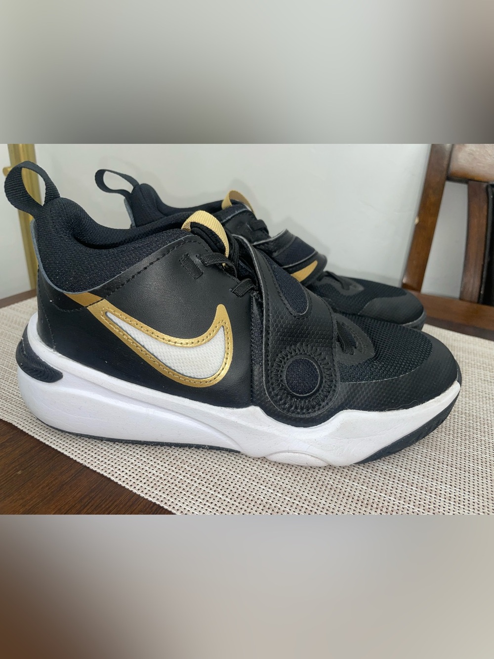 Nike Team Hustle D 10 FlyEase Youth Size 4.5Y Black Gold Basketball Shoes